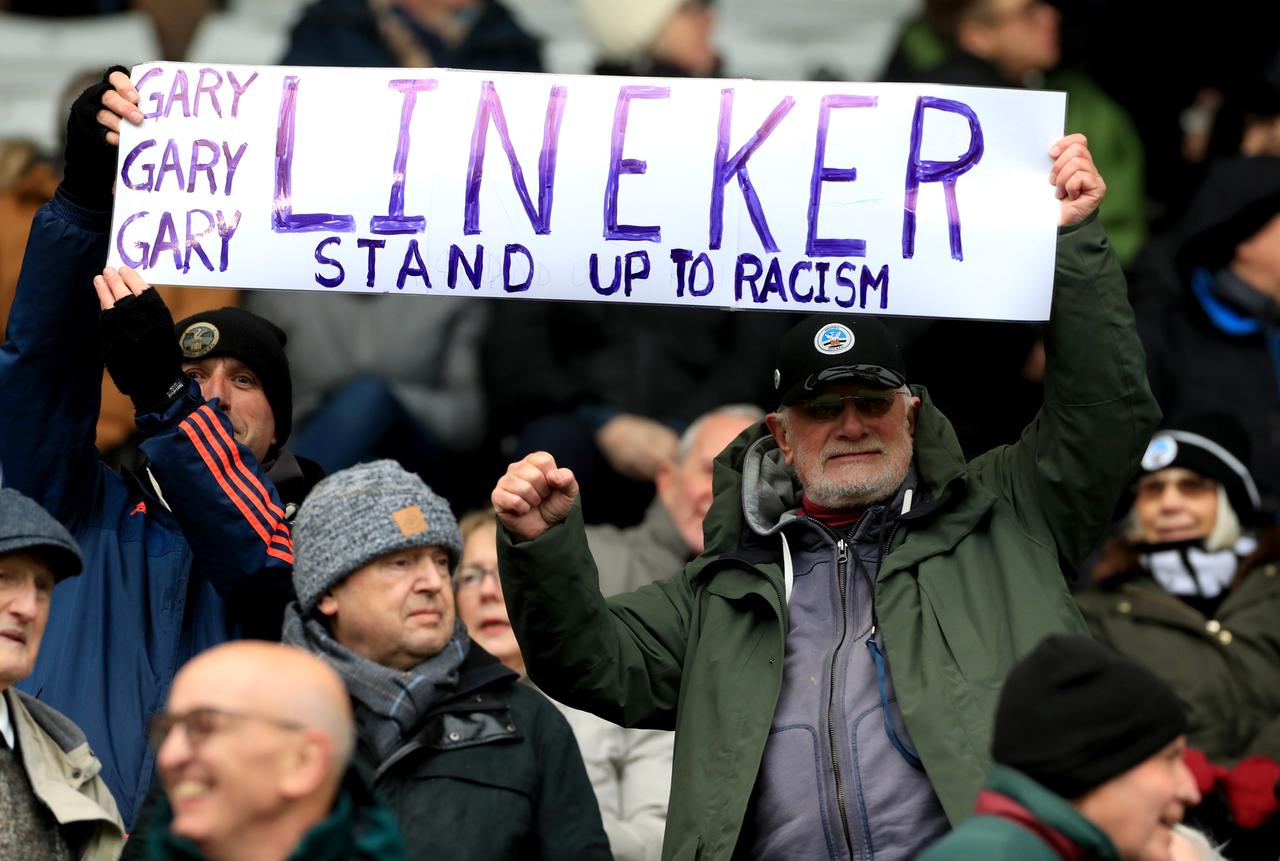 Solidaritätsbekundungen in den Stadien der Premier League für den suspendierten BBC-Moderator und Ex-Fußballer Gary Lineker