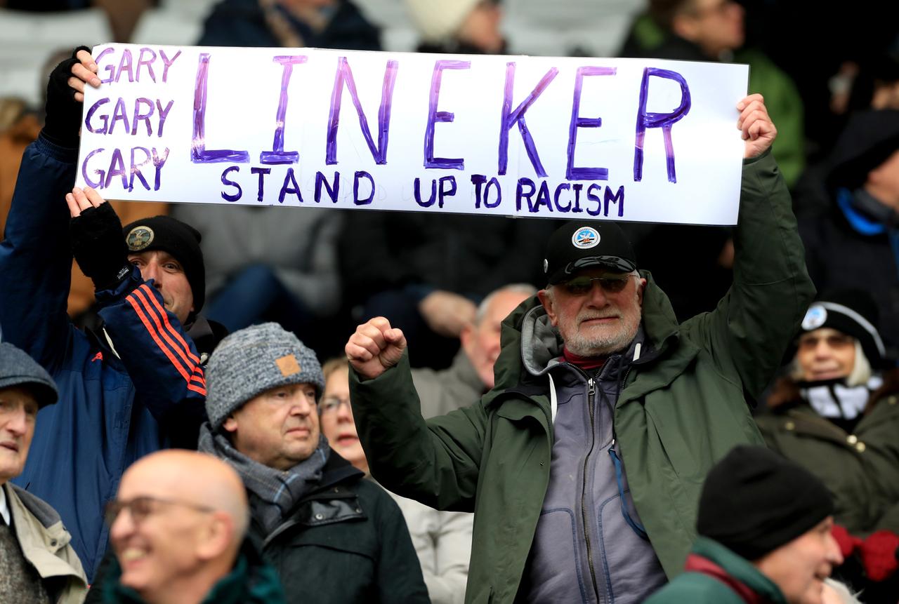 Solidaritätsbekundungen in den Stadien der Premier League für den suspendierten BBC-Moderator und Ex-Fußballer Gary Lineker Solidaritätsbekundungen in den Stadien der Premier League für den suspendierten BBC-Moderator und Ex-Fußballer Gary Lineker