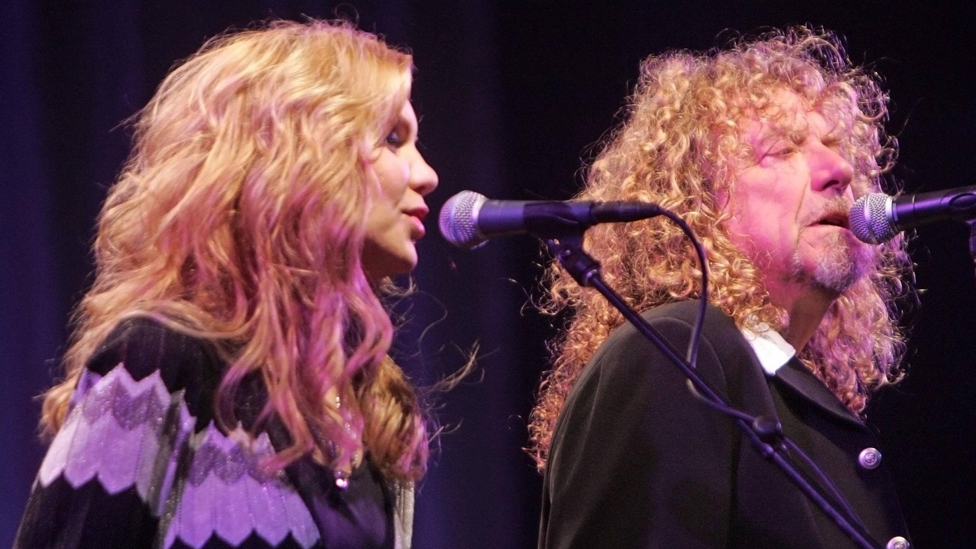 Alison Krauss und Robert Plant singen gemeinsam auf der Bühne. Alison Krauss und Robert Plant singen gemeinsam auf der Bühne.