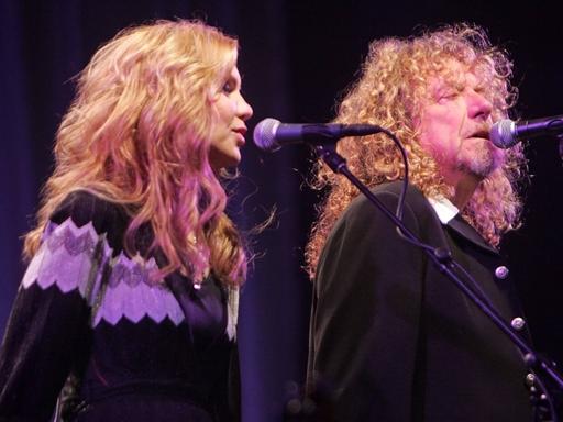 Alison Krauss und Robert Plant singen gemeinsam auf der Bühne.
