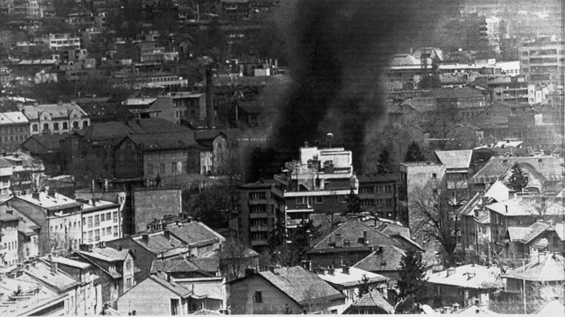 Nach einem serbischen Angriff steigt über der Innenstadt von Sarajevo Rauch auf. Nach einem serbischen Angriff steigt über der Innenstadt von Sarajevo Rauch auf.
