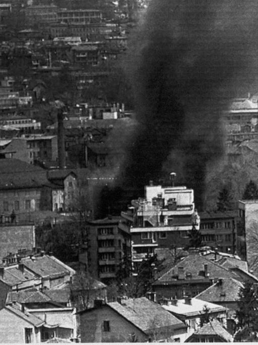 Nach einem serbischen Angriff steigt über der Innenstadt von Sarajevo Rauch auf.
