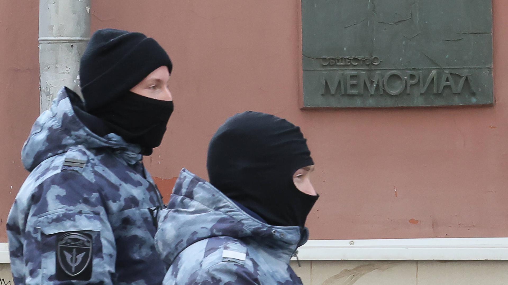 Russische Polizisten stehen vor der Zentrale der Menschenrechtsorganisation Memorial in Moskau.