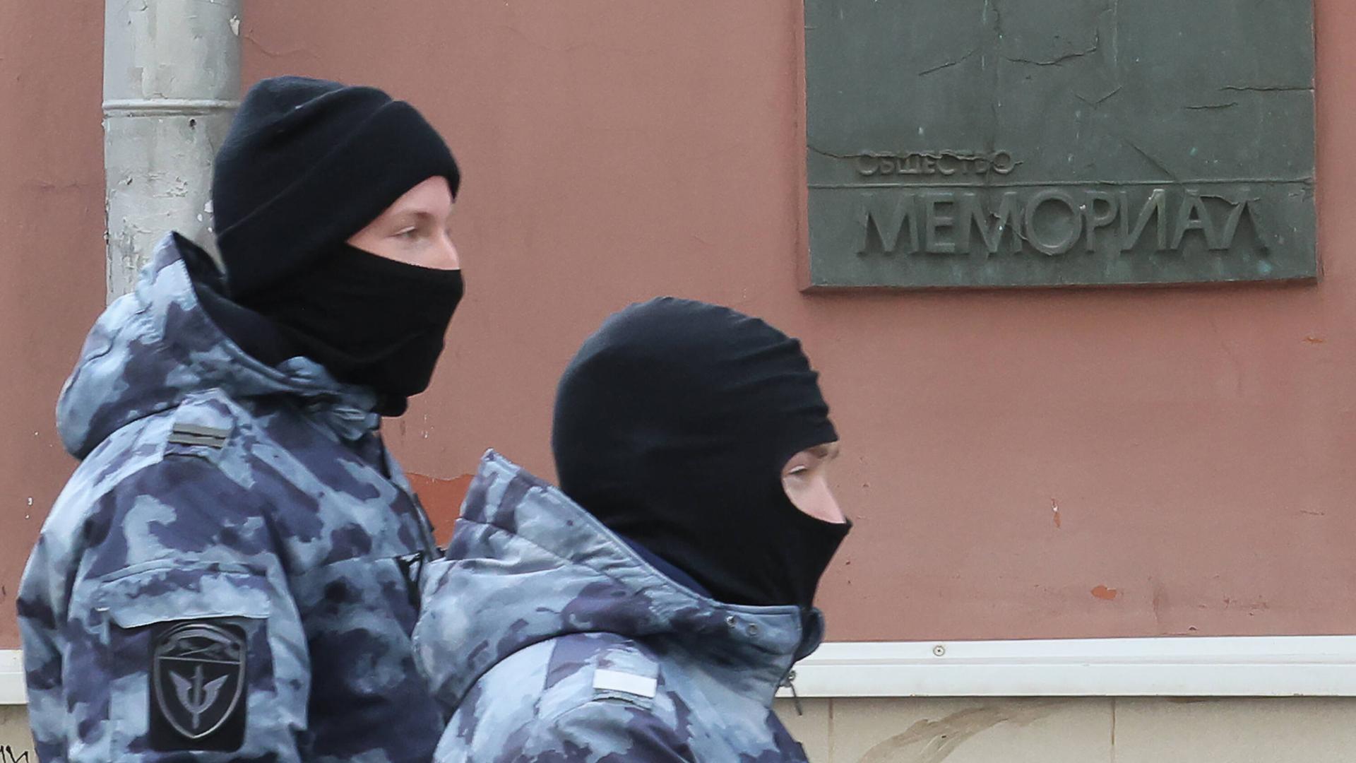 Russische Polizisten stehen vor der Zentrale der Menschenrechtsorganisation Memorial in Moskau. Russische Polizisten stehen vor der Zentrale der Menschenrechtsorganisation Memorial in Moskau.