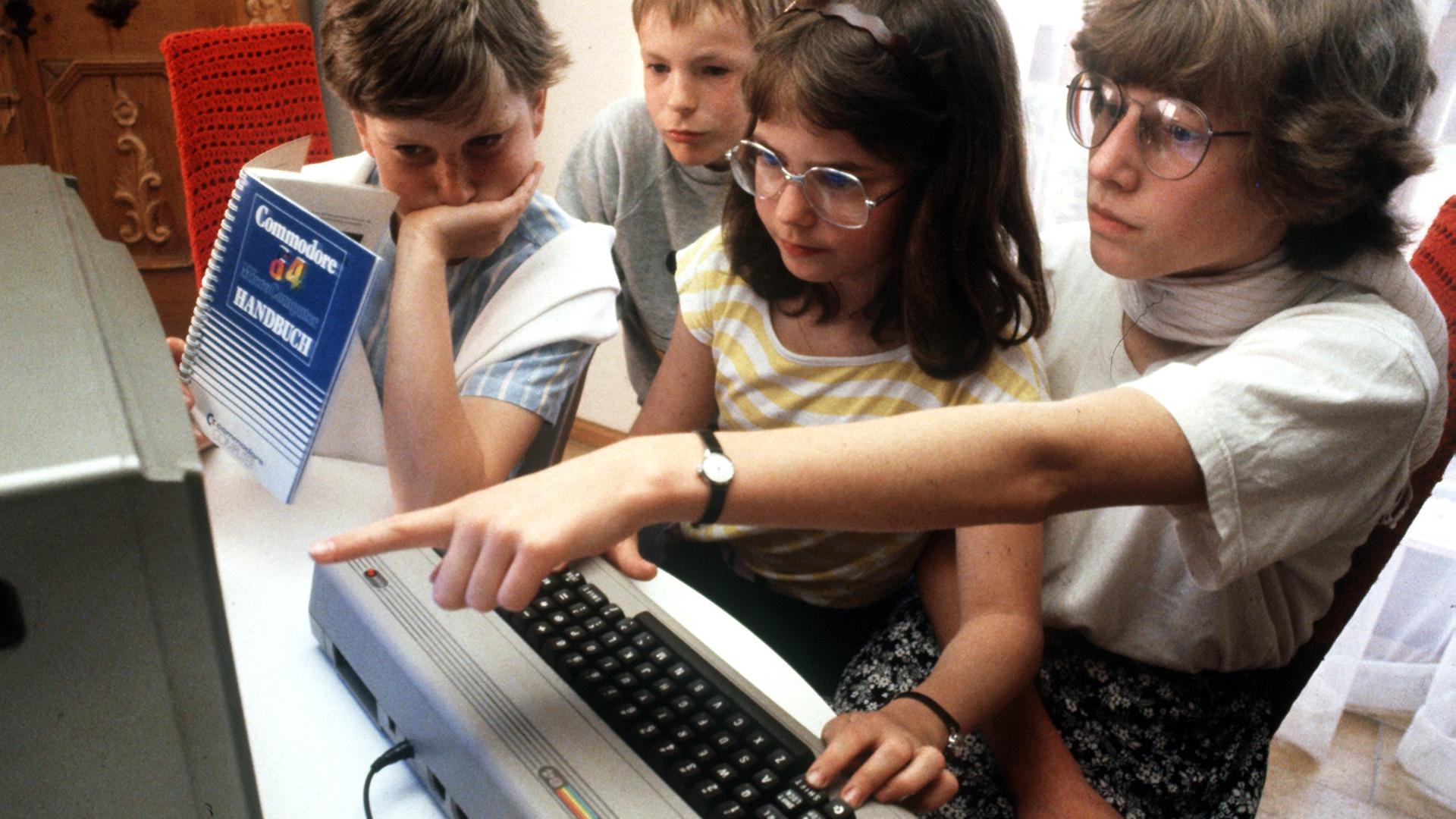 Jugendliche probieren im Mai 1985 einen Commodore 64 in einem Nürnberger Kaufhaus aus