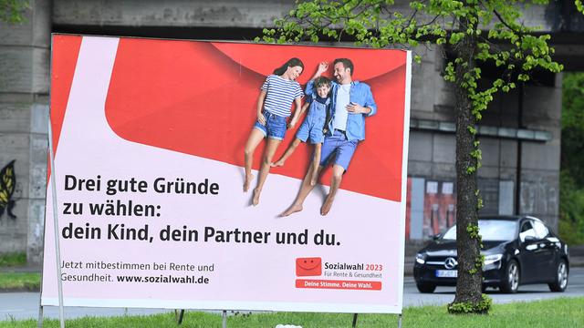 Sozialwahl 2023 Ein Wahlplakat mit der Aufschrift: Drei Gründe zu wählen: dein Kind, dein Partner und du.