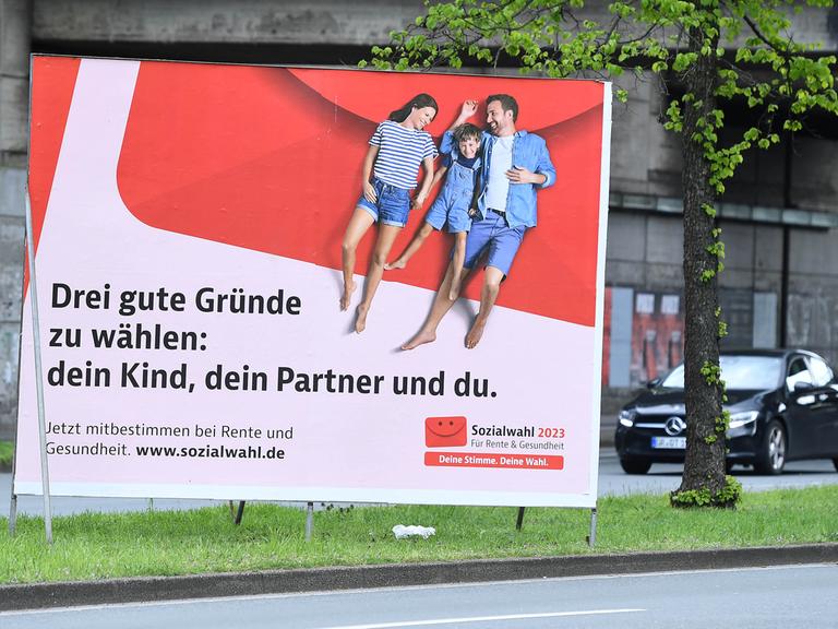 Sozialwahl 2023 Ein Wahlplakat mit der Aufschrift: Drei Gründe zu wählen: dein Kind, dein Partner und du.
