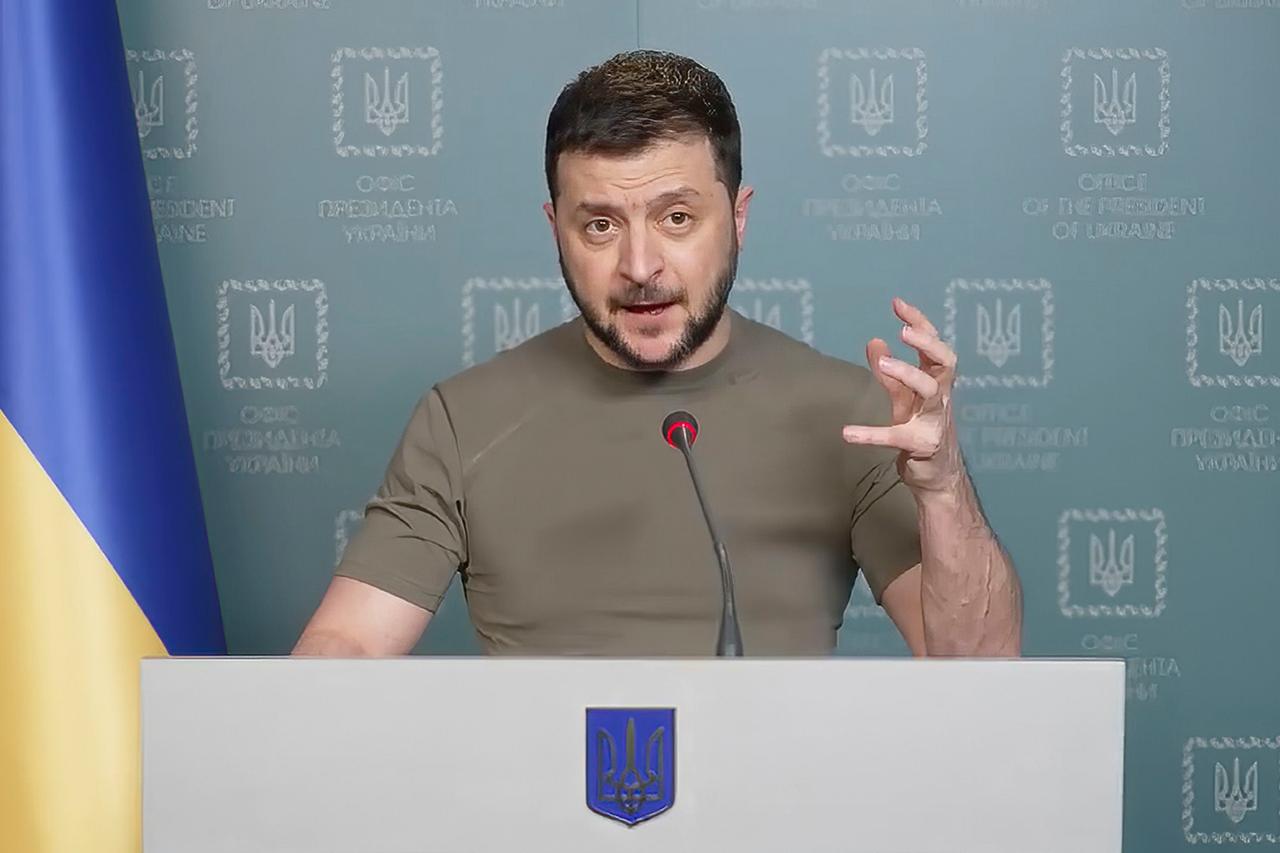 Ukraine, Kiew: Dieses Videostandbild aus einem vom Pressebüro des ukrainischen Präsidenten zur Verfügung gestellte Video zeigt Wolodymyr Selenskyj, Präsident der Ukraine, während einer Videobotschaft am Montag. Ukraine, Kiew: Dieses Videostandbild aus einem vom Pressebüro des ukrainischen Präsidenten zur Verfügung gestellte Video zeigt Wolodymyr Selenskyj, Präsident der Ukraine, während einer Videobotschaft am Montag.
