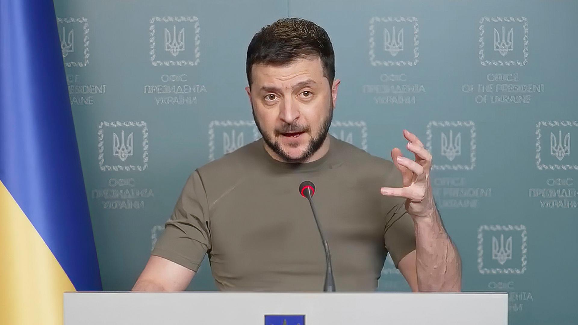 Ukraine, Kiew: Dieses Videostandbild aus einem vom Pressebüro des ukrainischen Präsidenten zur Verfügung gestellte Video zeigt Wolodymyr Selenskyj, Präsident der Ukraine, während einer Videobotschaft am Montag. Ukraine, Kiew: Dieses Videostandbild aus einem vom Pressebüro des ukrainischen Präsidenten zur Verfügung gestellte Video zeigt Wolodymyr Selenskyj, Präsident der Ukraine, während einer Videobotschaft am Montag.