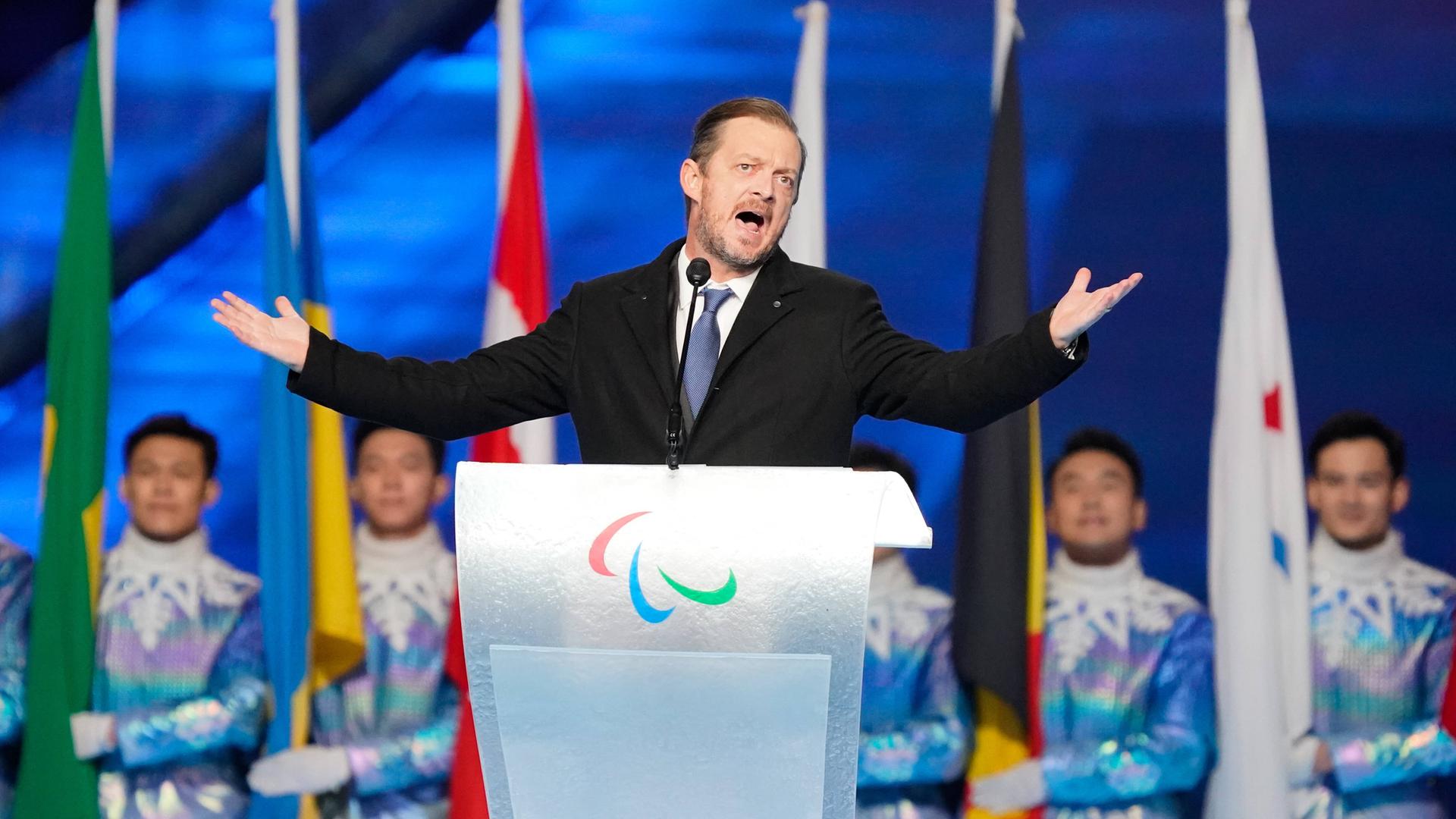 Andrew Parsons, Präsident des Internationalen Paralympischen Komitees (IPC), gestikuliert bei der Schlussfeier der Paralympics 2022 in Peking (China).