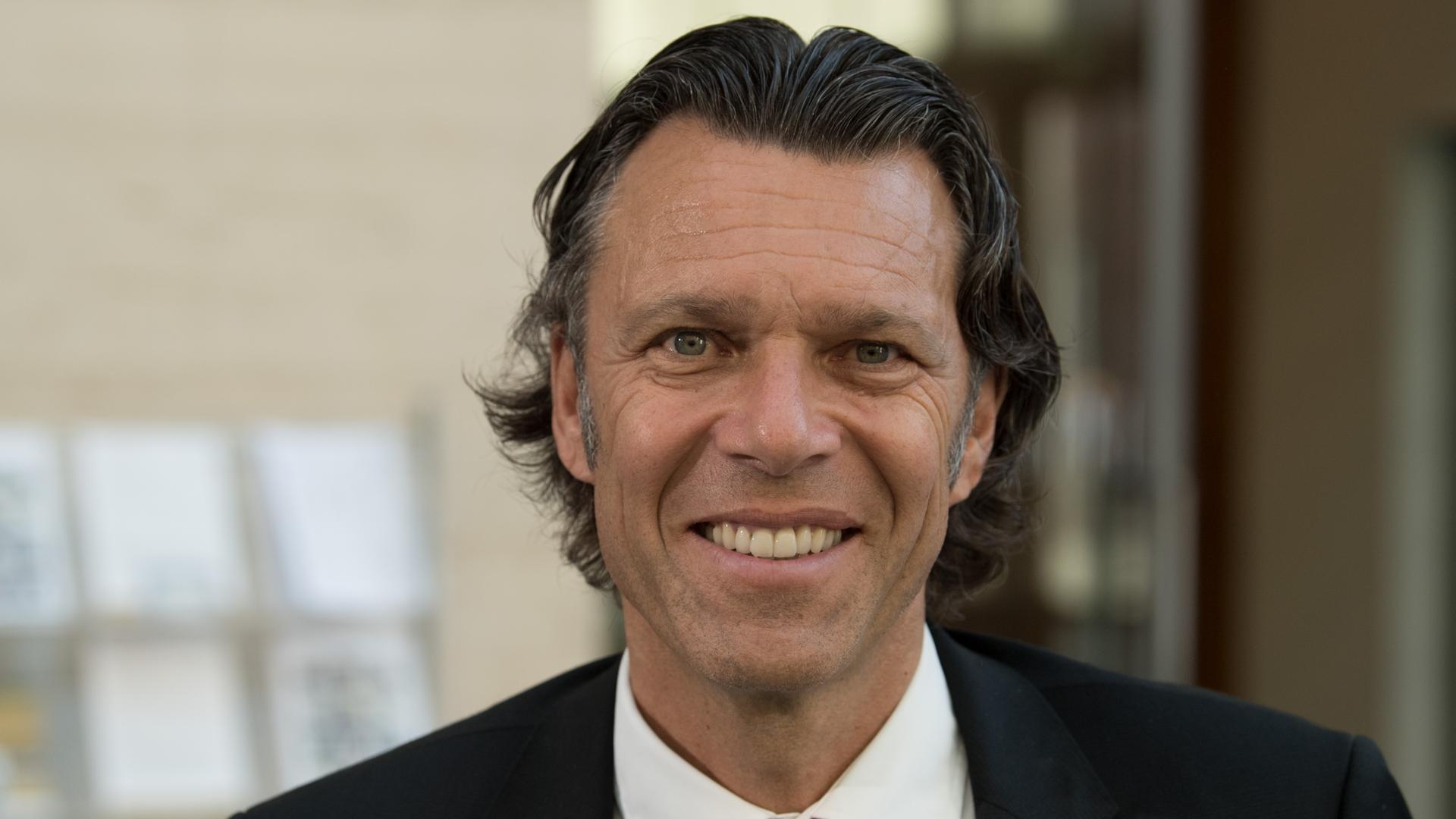 Ein Porträt von Urs Meier. Er lächelt auf dem Bild. Ein Porträt von Urs Meier. Er lächelt auf dem Bild.