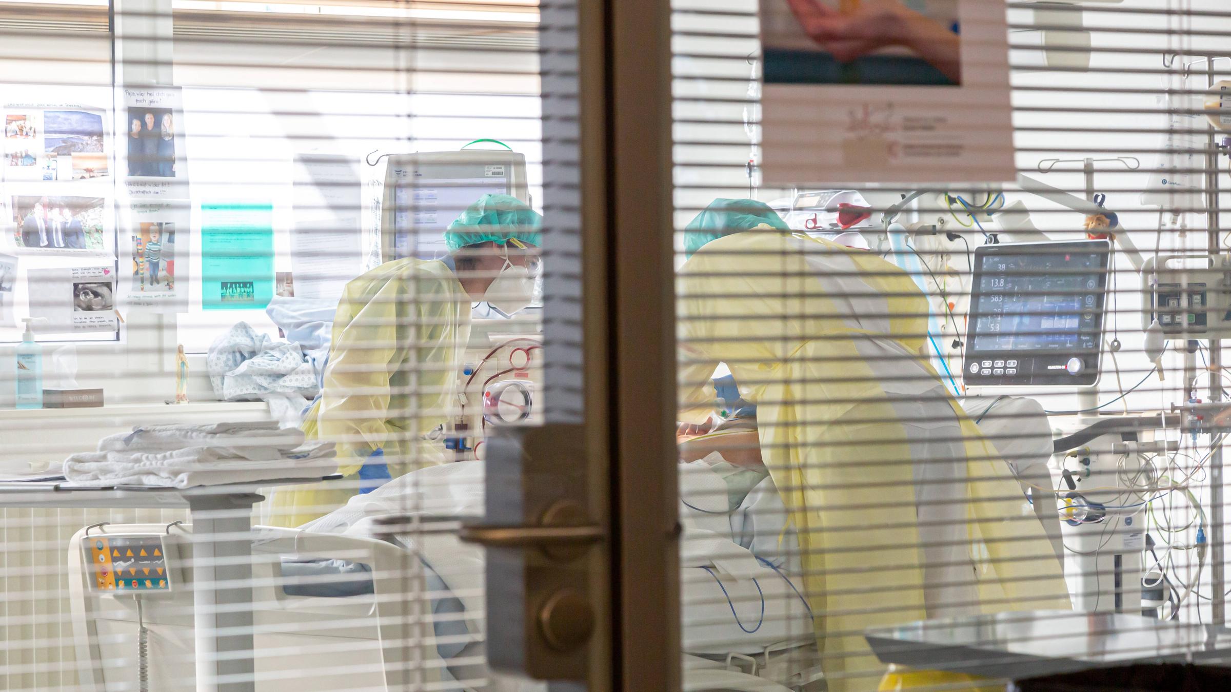 Pflegerinnen und Pfleger versorgen einen Covid-Patienten auf der Intensivstation.