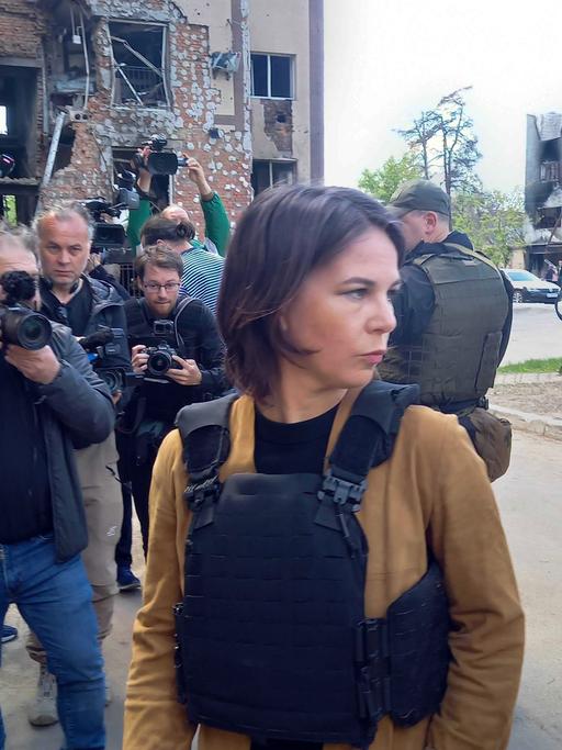 Außenministerin Annalena Baerbock (Bündnis 90/Grüne) besucht Irpin bei Kiew. Große Teile nördlich und nordwestlich von Kiew waren einen Monat lang von russischen Truppen besetzt.