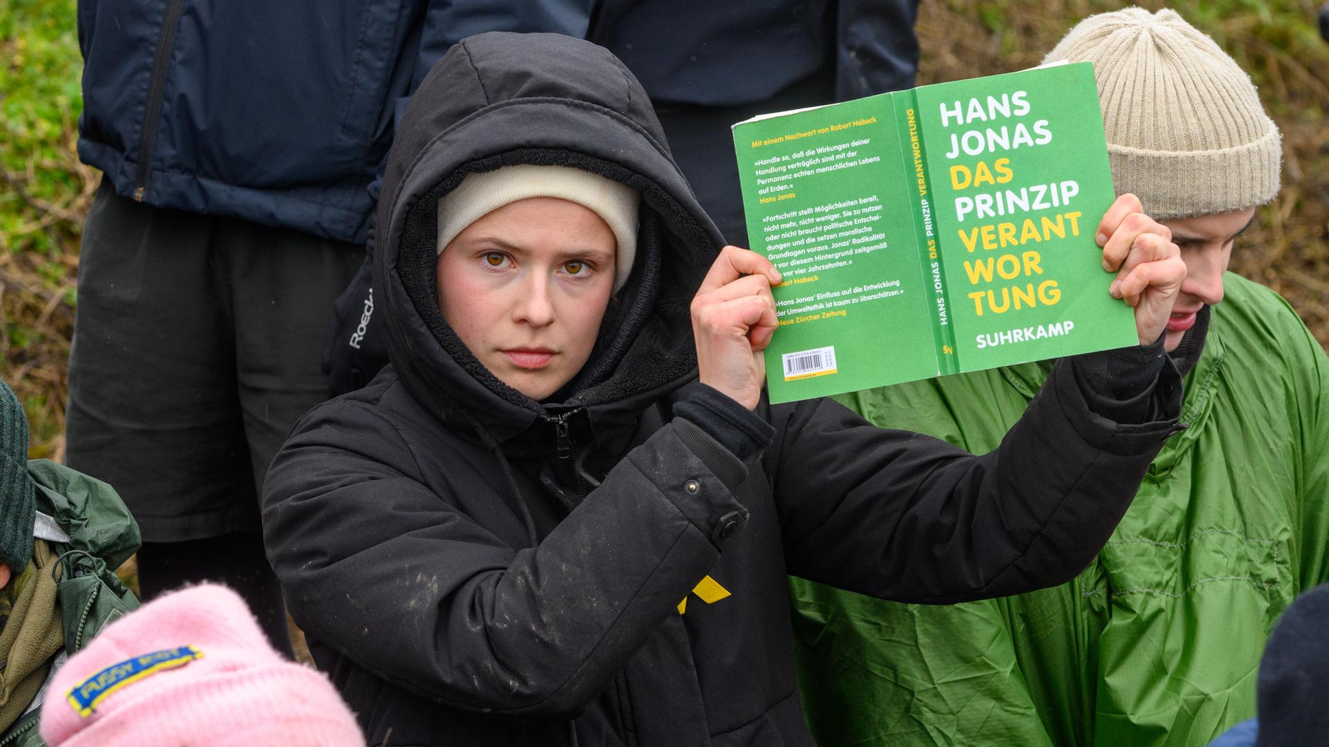 Luisa Neubauer hält im Polizeikessel das Buch "Das Prinzip Verantwortung" von Hans Jonas hoch. Luisa Neubauer hält im Polizeikessel das Buch "Das Prinzip Verantwortung" von Hans Jonas hoch.