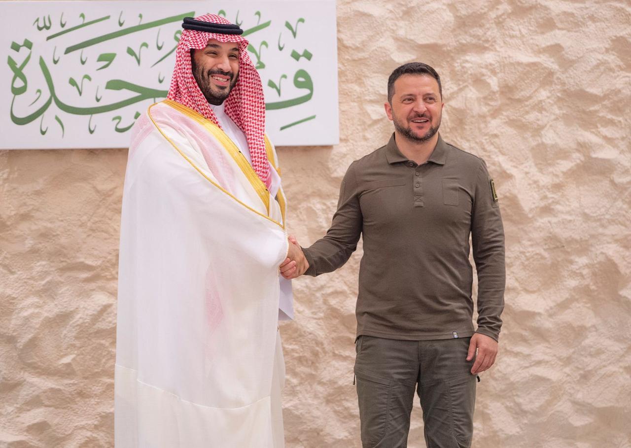 Ukrainischer Präsident Wolodymyr Selenskyj mit dem saudi-arabischen Kronprinzen Mohammed bin Salman al-Saud beim Gipfeltreffen der Arabischen Liga in Dschidda Ukrainischer Präsident Wolodymyr Selenskyj mit dem saudi-arabischen Kronprinzen Mohammed bin Salman al-Saud beim Gipfeltreffen der Arabischen Liga in Dschidda