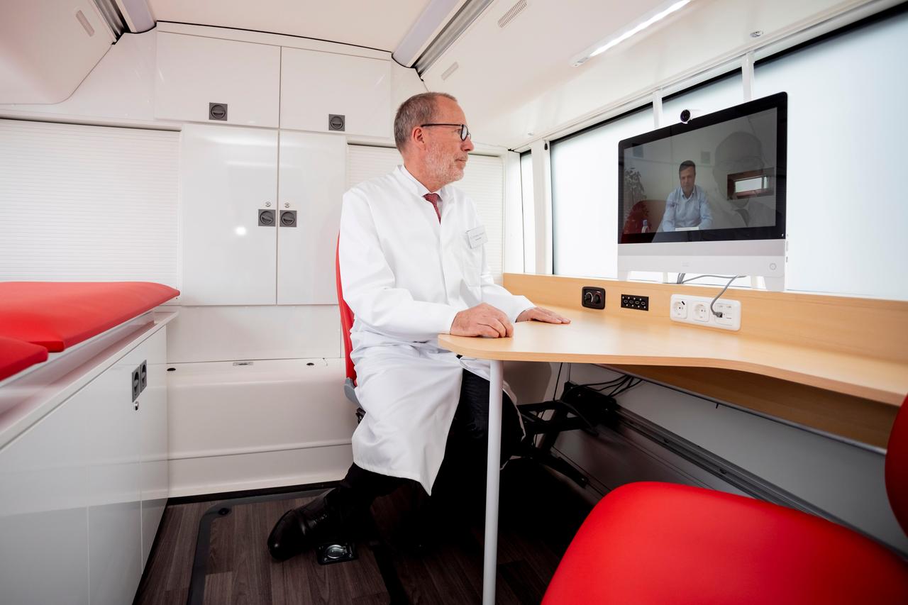 Ein leitender Arzt der Deutschen Bahn, unterhält sich bei einem Pressetermin zur mobilen Arztpraxis "Medibus" im Sprechzimmer eines Busses über ein System zur Telemedizin miteinem Mann. Ein leitender Arzt der Deutschen Bahn, unterhält sich bei einem Pressetermin zur mobilen Arztpraxis "Medibus" im Sprechzimmer eines Busses über ein System zur Telemedizin miteinem Mann.