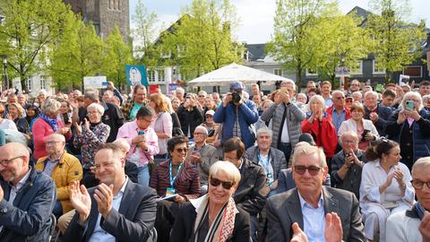 Zuhörer und teilweise Gegendemonstranten bei einer Wahlkampfveranstaltung für die Landtagswahl in Nordrhein-Westfalen