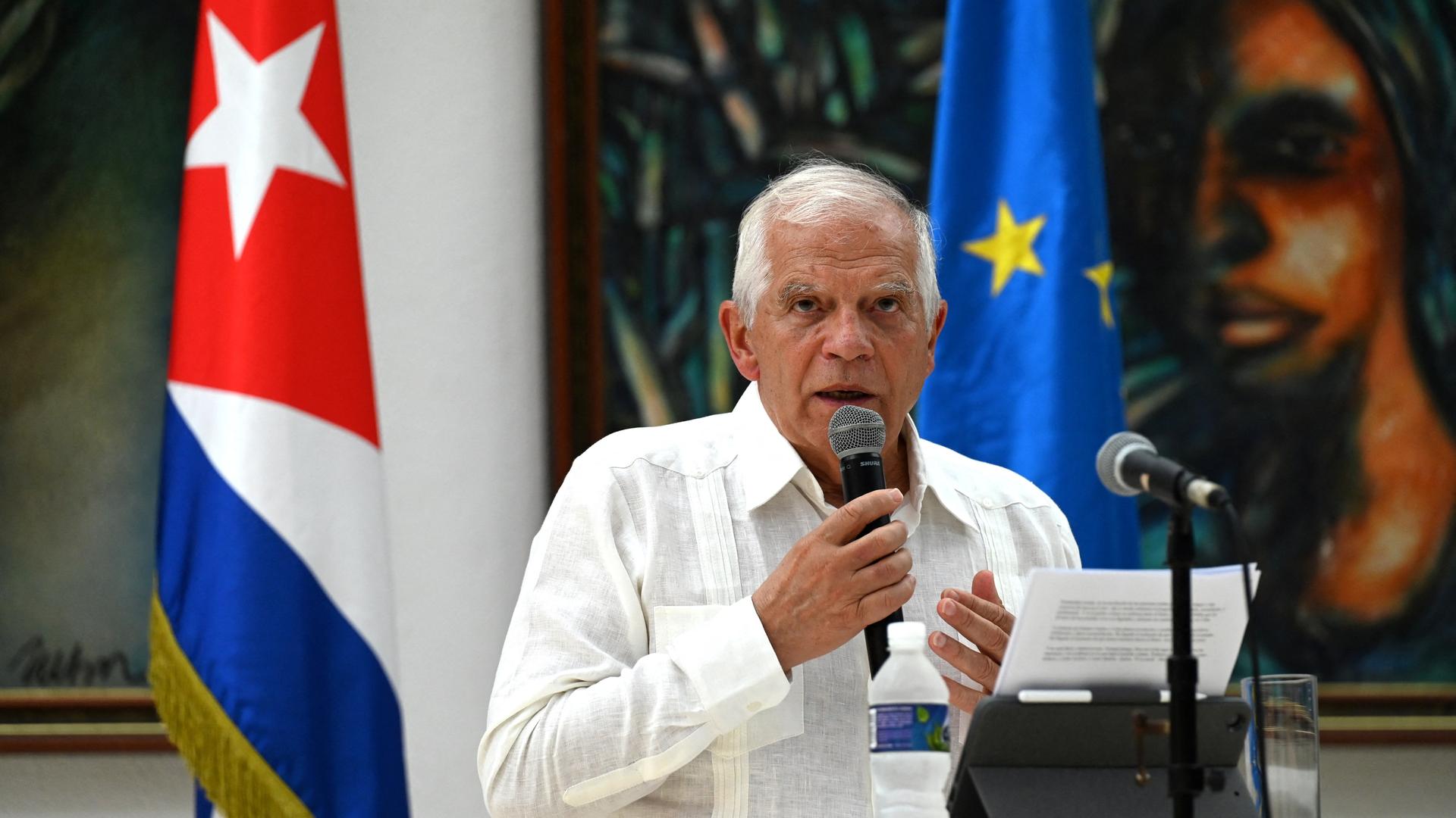 Der EU-Außenbeauftragte Borrell spricht in Havanna in ein Mikrofon. Im Hintergrund zu sehen: die kubanische und die EU-Flagge.