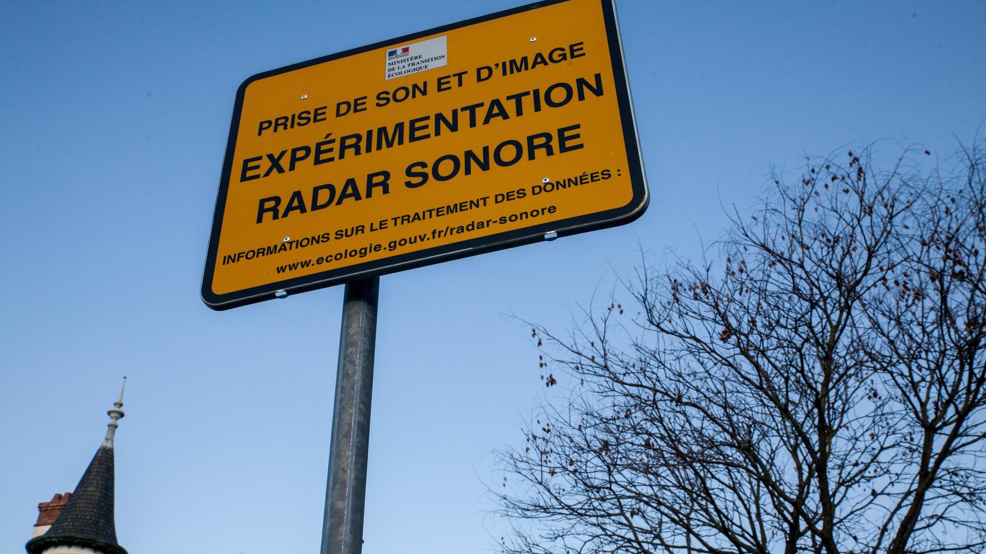 Ein Schild weist auf den Einsatz eines Lärmblitzers hin. Ein Schild weist auf den Einsatz eines Lärmblitzers hin.