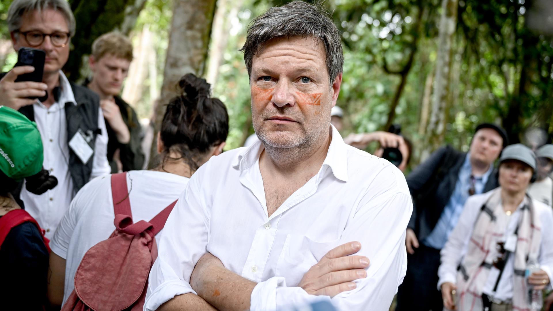 Bundeswirtschafts- und Klimaschutzminister Robert Habeck (Bündnis 90/Die Grünen), besucht eine Flussanrainergemeinschaft in Brasilien. Zuvor bekam er ein Zeichen ins Gesicht gemalt, das dem Schutz dienen soll. 