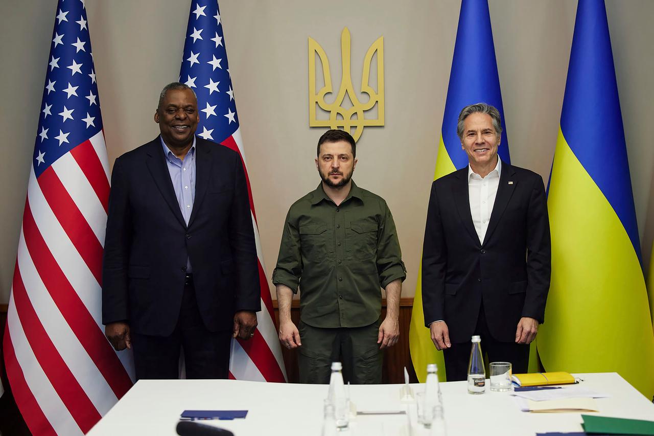 US-Verteidigungsminister Austin, der ukrainische Präsident Selenskyj und US-Außenminister Blinken in Kiew