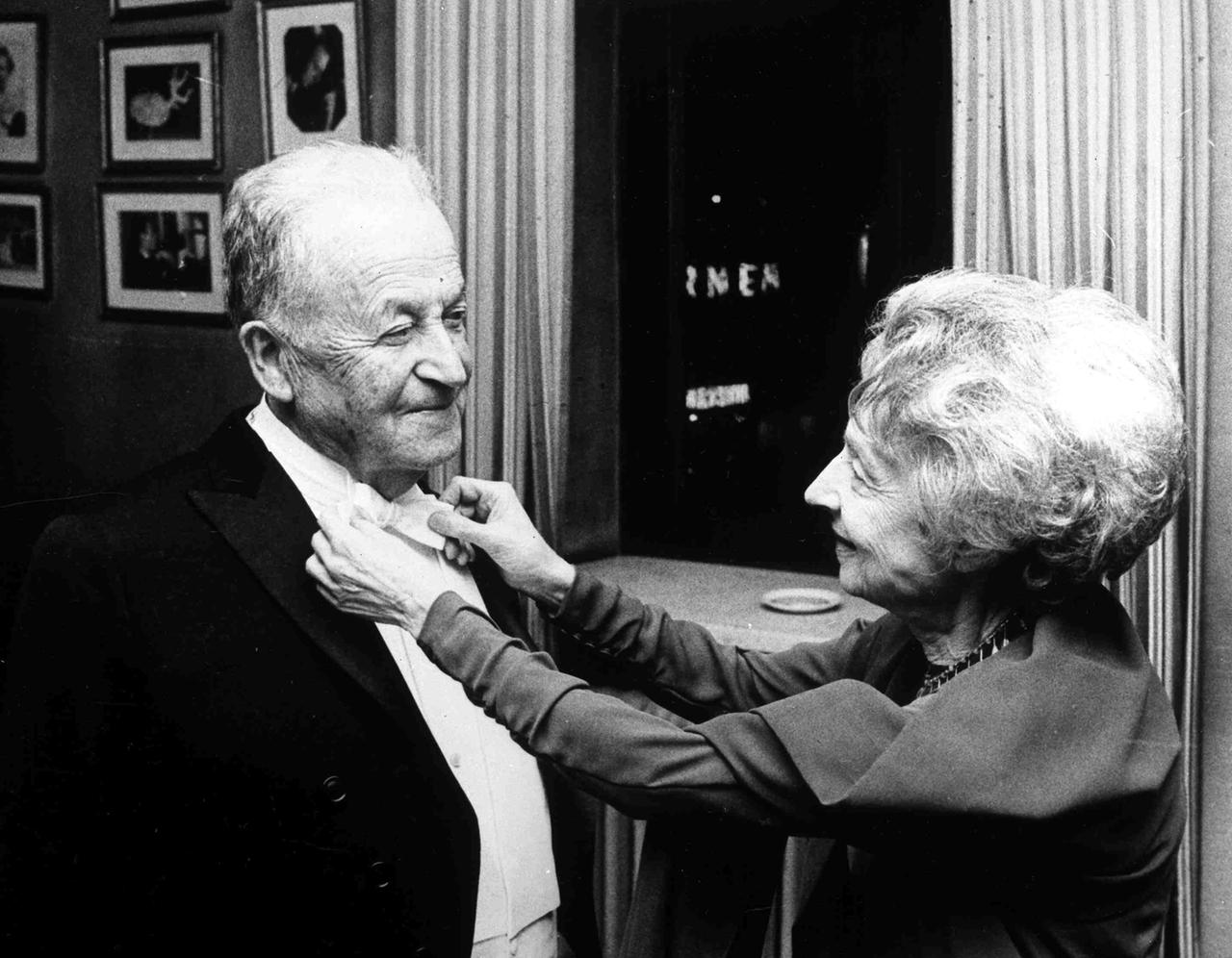 Schriftsteller Samuel Agnon erhielt 1966 den Nobelpreis für Literatur. Im Bild bindet ihm Mit-Gewinnerin Nelly Sachs die Fliege. Beide lächeln erfreut. Schriftsteller Samuel Agnon erhielt 1966 den Nobelpreis für Literatur. Im Bild bindet ihm Mit-Gewinnerin Nelly Sachs die Fliege. Beide lächeln erfreut.