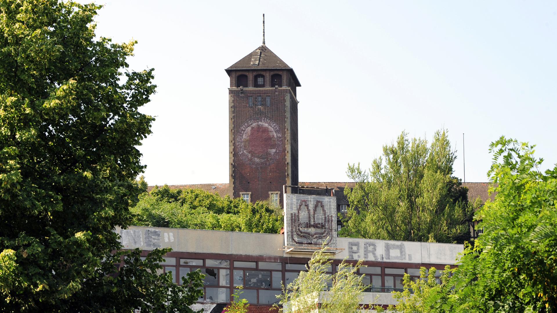 Stadtansicht von Potsdam, mit Blick auf den Brauhausberg mit dem heutigen Landtag und dem ehemaligen Restaurant "Minsk" im Vordergrund. Stadtansicht von Potsdam, mit Blick auf den Brauhausberg mit dem heutigen Landtag und dem ehemaligen Restaurant "Minsk" im Vordergrund.