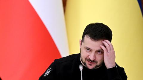 Der ukrainische Präsident Wolodymiyr Selenskiyj kratzt sich bei einer PK in Kiew am Kopf