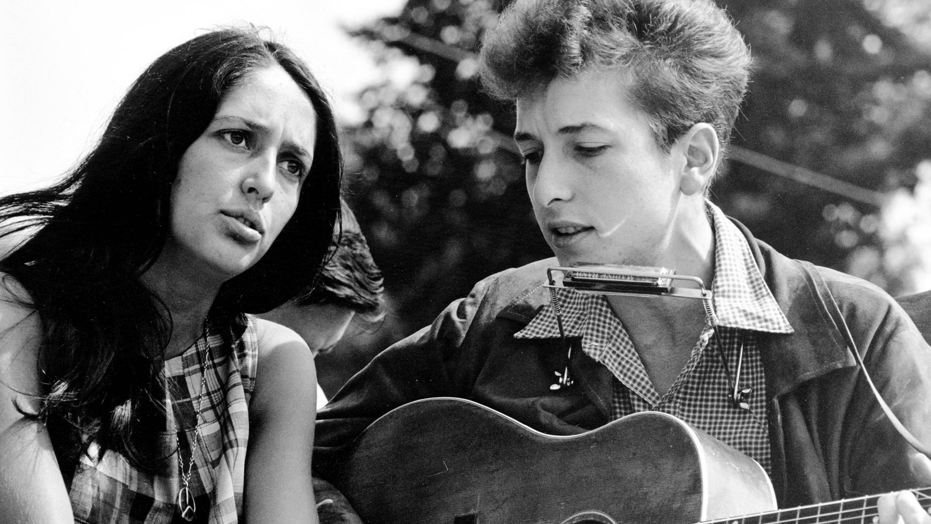 Die Sängerin Joan Baez und der Sänger Bob Dylan im August 1963. Die Sängerin Joan Baez und der Sänger Bob Dylan im August 1963.