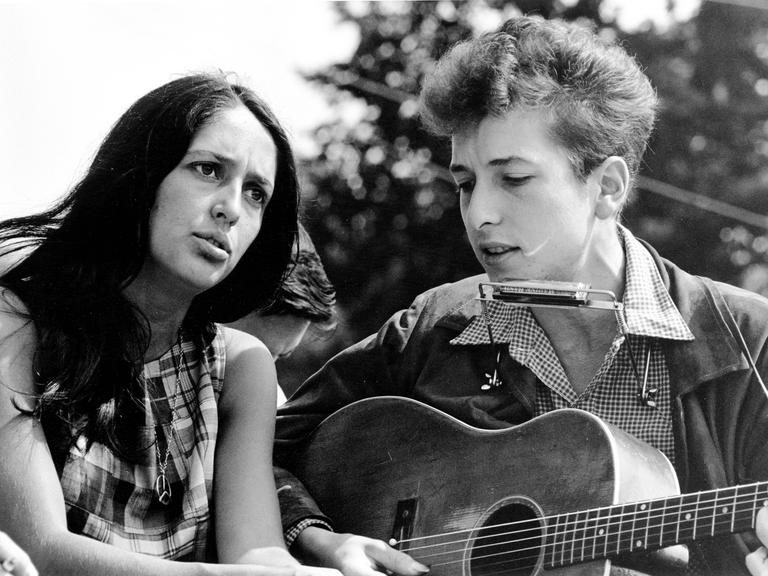 Die Sängerin Joan Baez und der Sänger Bob Dylan im August 1963.