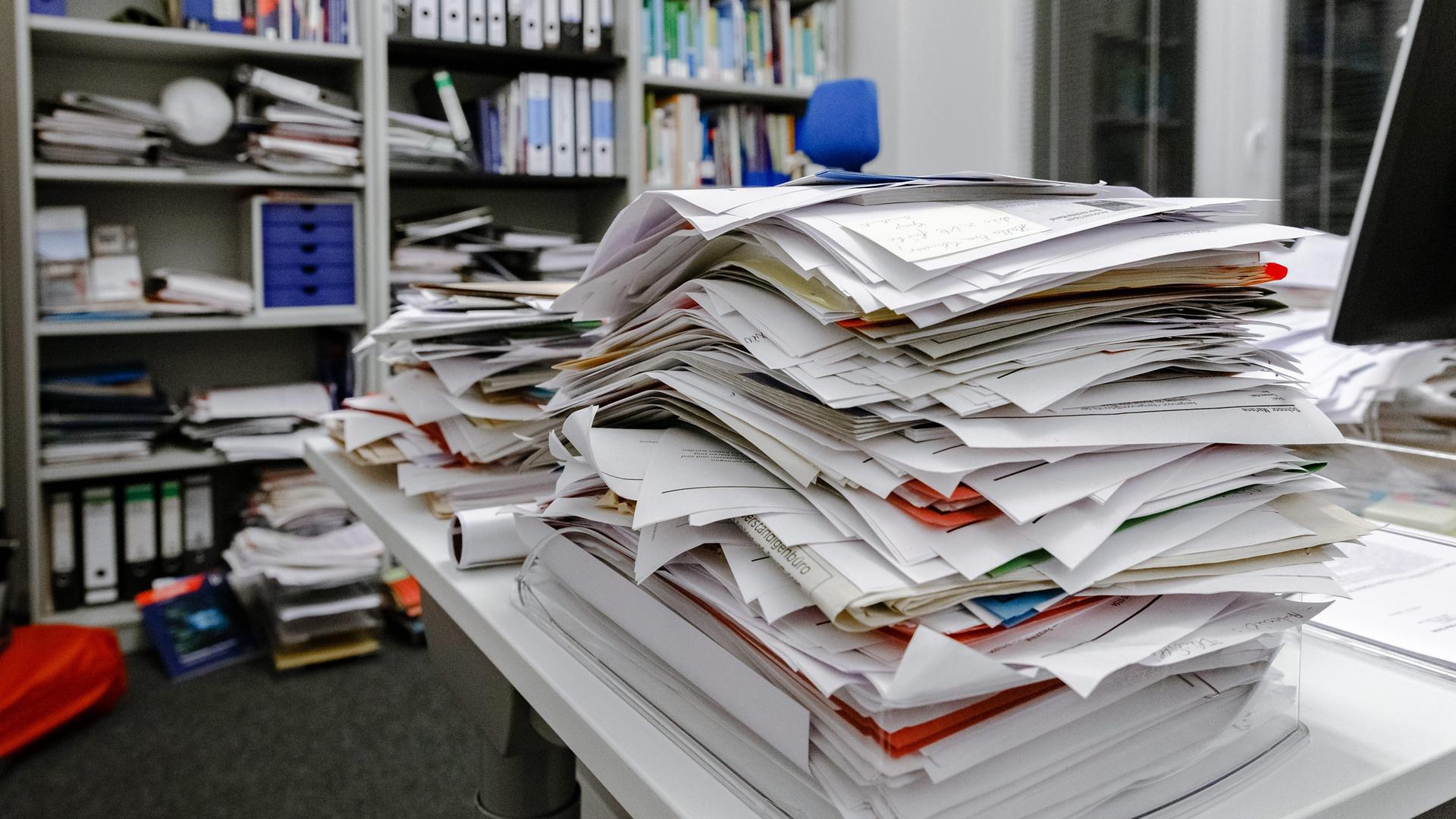 Papierstapel auf einem Behördenschreibtisch Papierstapel auf einem Behördenschreibtisch