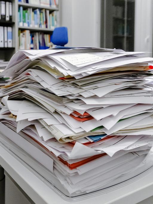 Papierstapel auf einem Behördenschreibtisch