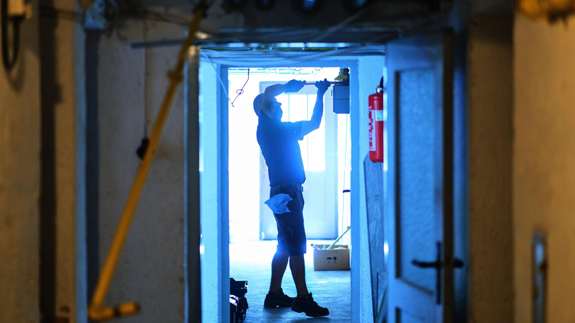 Ein Handwerker schraubt an einer Baustelle etwas in die Wand
Handwerker und Fachkräftemangel in Deutschland am 21.07.2022 Baustelle am June 23, 2021 in München, Germany. Ein Handwerker schraubt an einer Baustelle etwas in die Wand
Handwerker und Fachkräftemangel in Deutschland am 21.07.2022 Baustelle am June 23, 2021 in München, Germany.