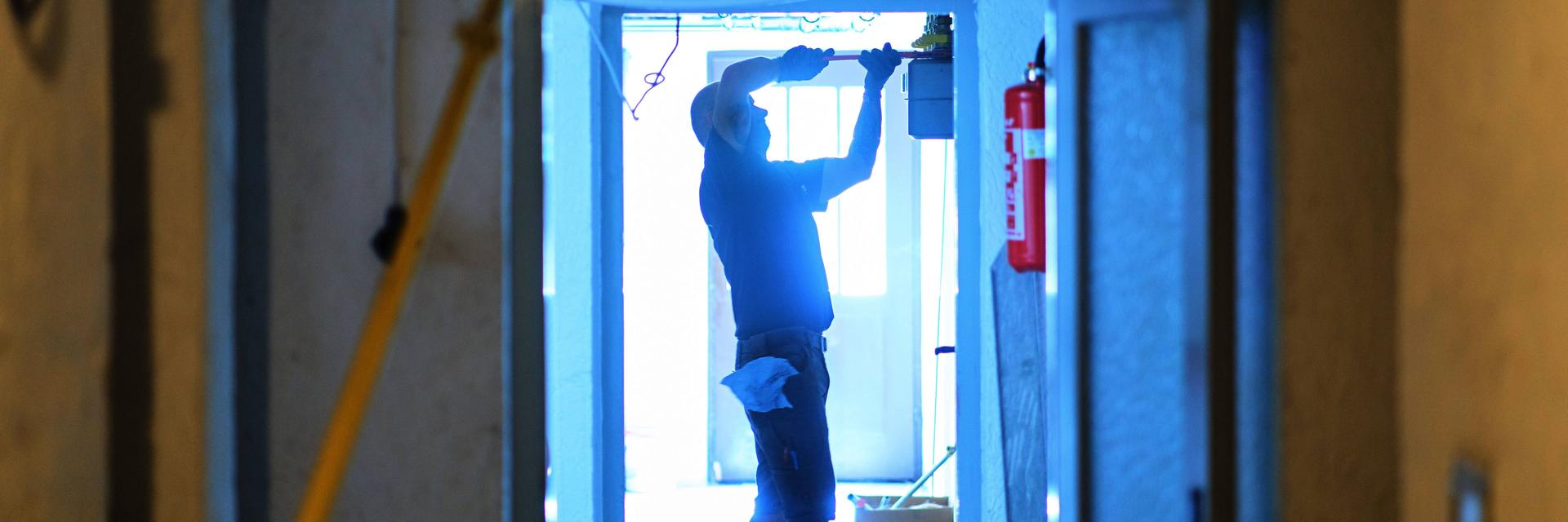 Ein Handwerker schraubt an einer Baustelle etwas in die Wand
Handwerker und Fachkräftemangel in Deutschland am 21.07.2022 Baustelle am June 23, 2021 in München, Germany.