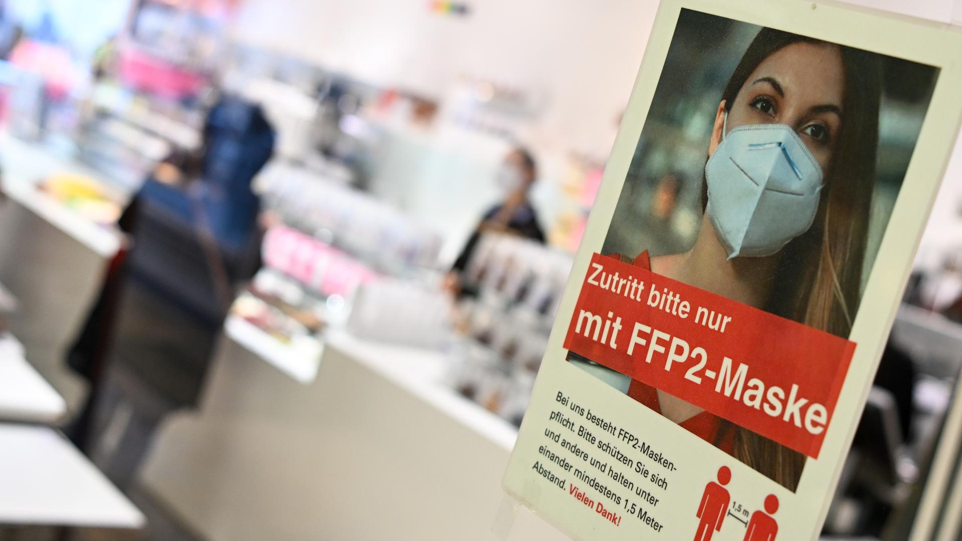 An der Schaufenster-Scheibe in einem Geschäft in München hängt ein Schild, auf dem steht: Zutritt nur mit Maske. An der Schaufenster-Scheibe in einem Geschäft in München hängt ein Schild, auf dem steht: Zutritt nur mit Maske.
