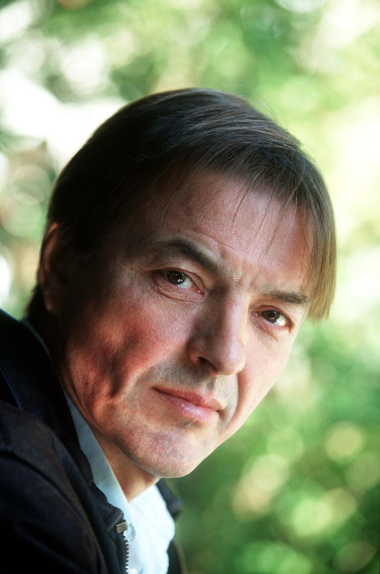 Der Schriftsteller Jürgen Theobaldy schaut mit geneigtem Kopf in die Kamera. Der Schriftsteller Jürgen Theobaldy schaut mit geneigtem Kopf in die Kamera.