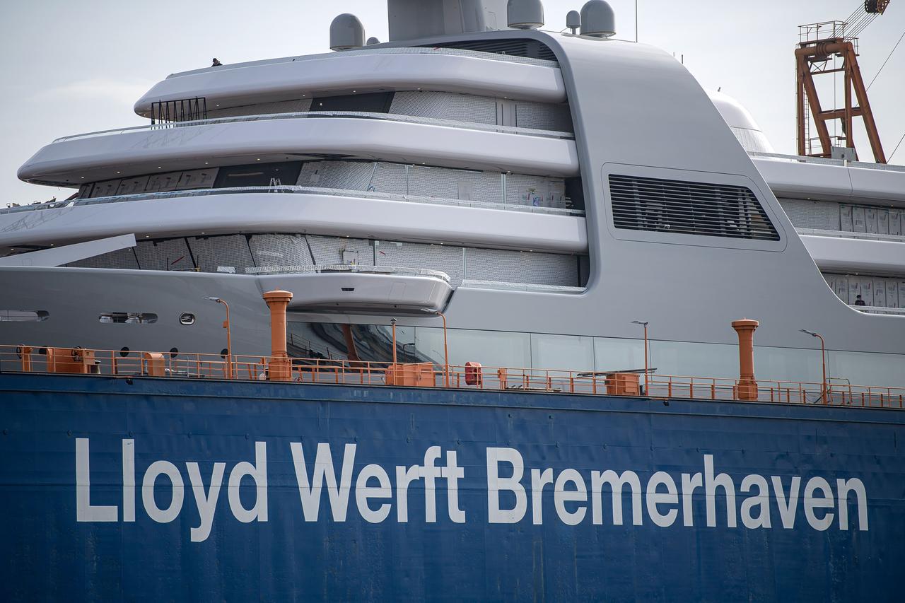 Bremen, Bremerhaven: Die 140 Meter lange Luxusjacht «Solaris» liegt in einem Dock der Lloyd-Werft Bremerhaven.

Lloyd-Werft meldet Insolvenz an