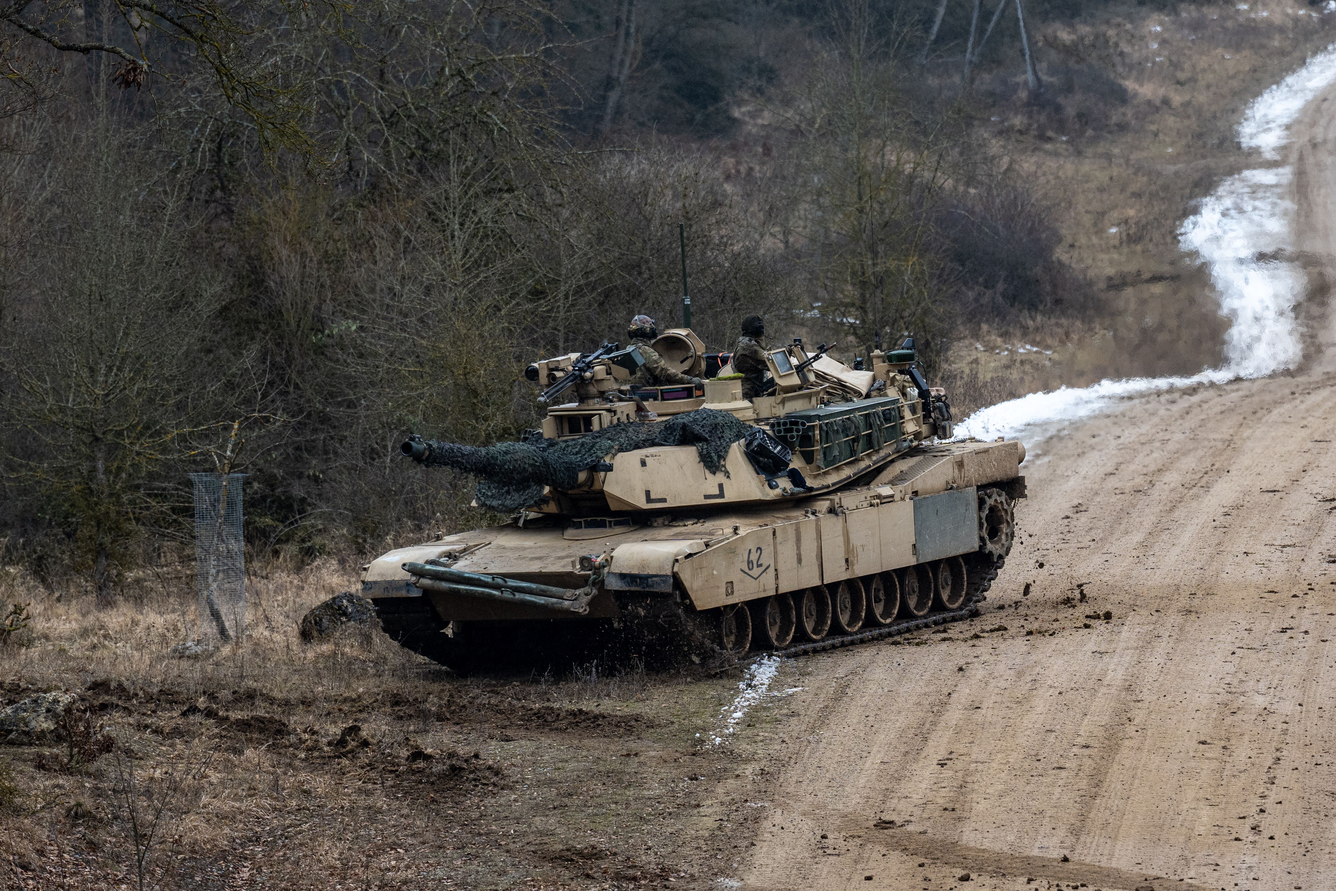 Цена танка абрамс 2023. Танк Абрамс 2022. M1 Abrams на Украине. Абрамс ВСУ. Абрамс леопард Леклерк.