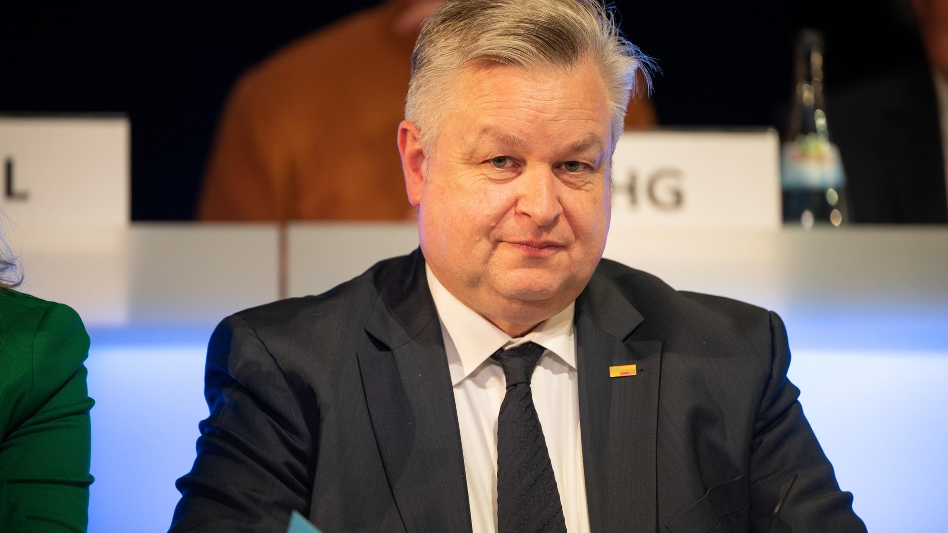 Michael Link, Schatzmeister der FDP Baden-Württemberg und Abgeordneter im Deutschen Bundestag, sitzt während des 120. ordentlichen Landesparteitages der FDP Baden-Württemberg auf der Bühne. Michael Link, Schatzmeister der FDP Baden-Württemberg und Abgeordneter im Deutschen Bundestag, sitzt während des 120. ordentlichen Landesparteitages der FDP Baden-Württemberg auf der Bühne.
