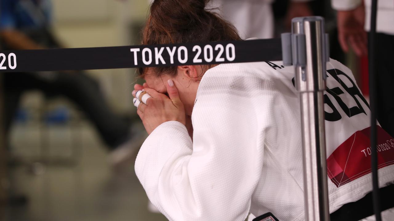 Judoka Anna-Maria Wagner hat den Kopf in den Händen vergraben