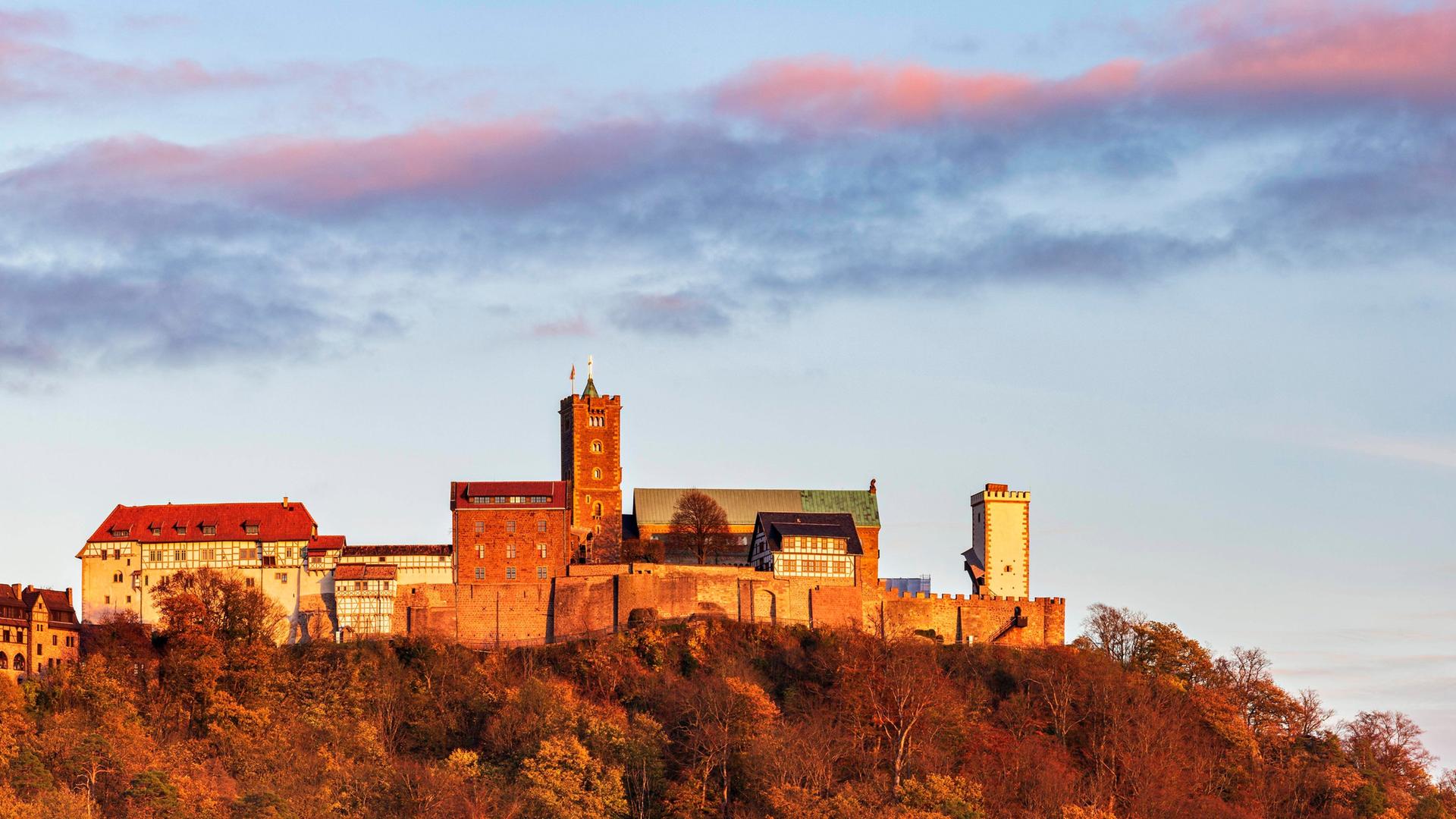 Ausblick auf die Wartburg mit rosa Wolken des Sonnenuntergangs über der Wartburg. Ausblick auf die Wartburg mit rosa Wolken des Sonnenuntergangs über der Wartburg.