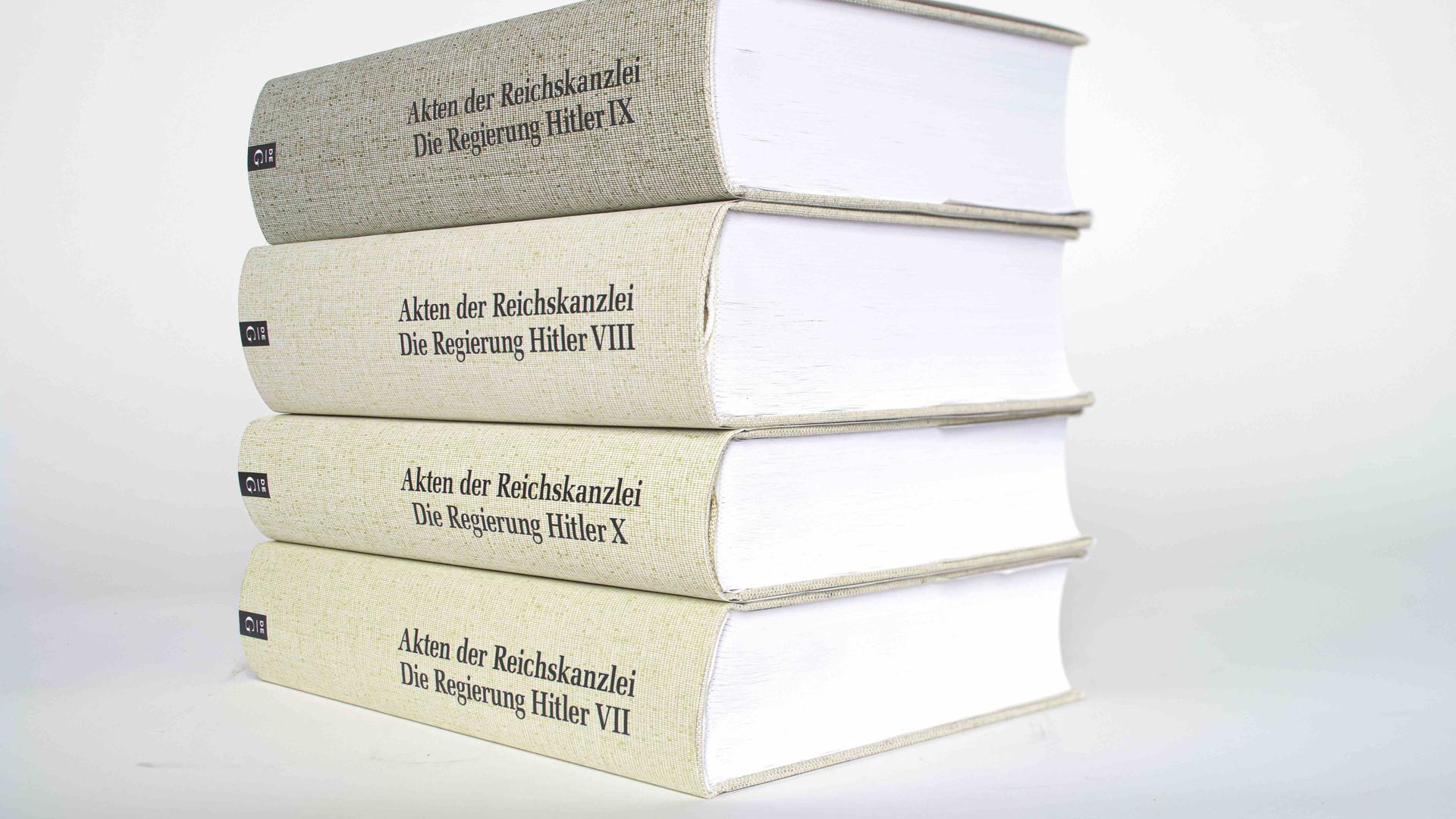 Vier Bände liegen aufeinander. Auf den Buchrücken steht: "Akten der Reichskanzlei - Die Regierung Hitler". Vier Bände liegen aufeinander. Auf den Buchrücken steht: "Akten der Reichskanzlei - Die Regierung Hitler".