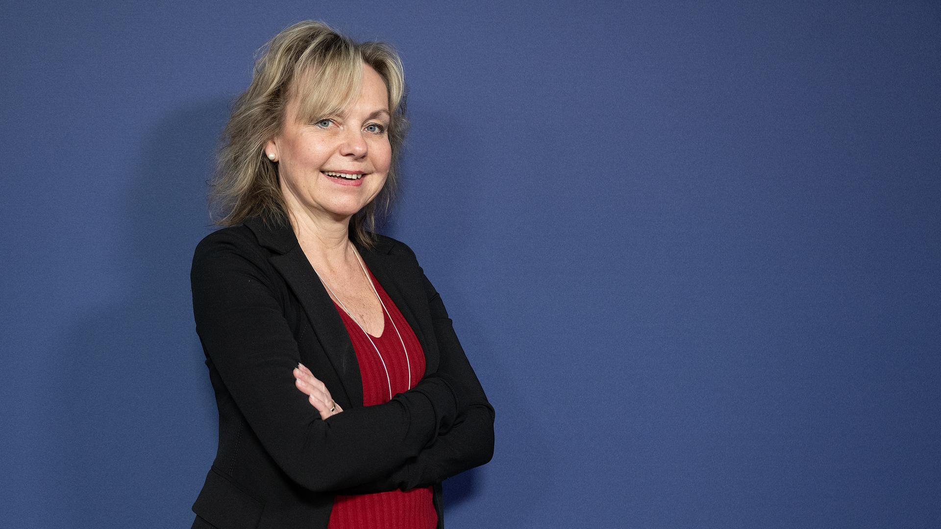 Portrait der Wissenschaftlerin Sabine Döring vor einer blauen Wand. Portrait der Wissenschaftlerin Sabine Döring vor einer blauen Wand.