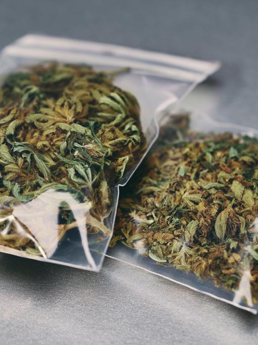 Zwei kleine Plastiktütchen mit Marijuana.
