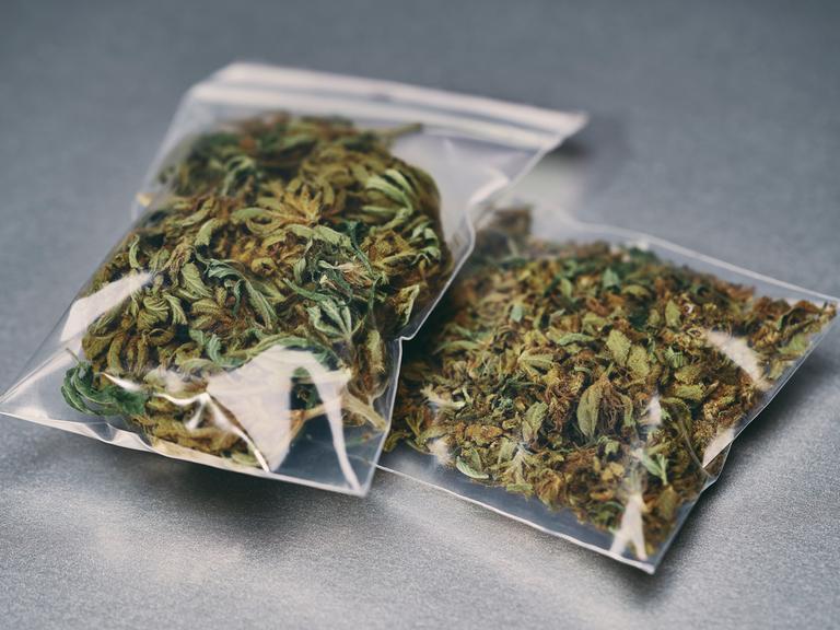 Zwei kleine Plastiktütchen mit Marijuana.