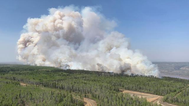 In dem Land Kanada gibt es Wald-Brände. Das Foto zeigt eine große Rauch-Wolke.  