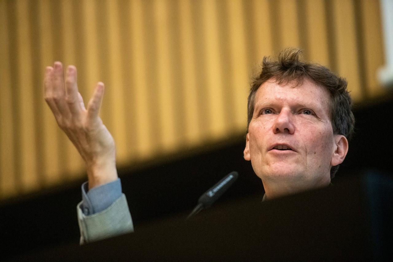 Hartmut Weber steht an einem Podium und redet Hartmut Weber steht an einem Podium und redet