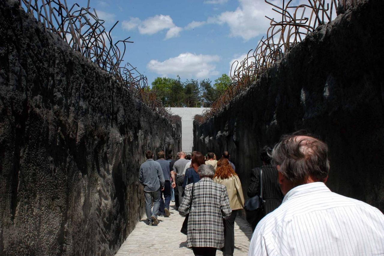 2004: Eröffnung der Gedenkstätte im ehemaligen deutschen Vernichtungslager Belzec in Polen
