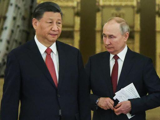 Chinas Präsident Xi Jinping (l) und der russische Präsident Wladimir Putin bei Gesprächen im Kreml.