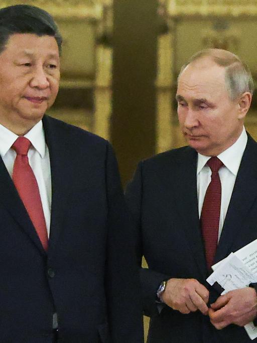 Chinas Präsident Xi Jinping (l) und der russische Präsident Wladimir Putin bei Gesprächen im Kreml.